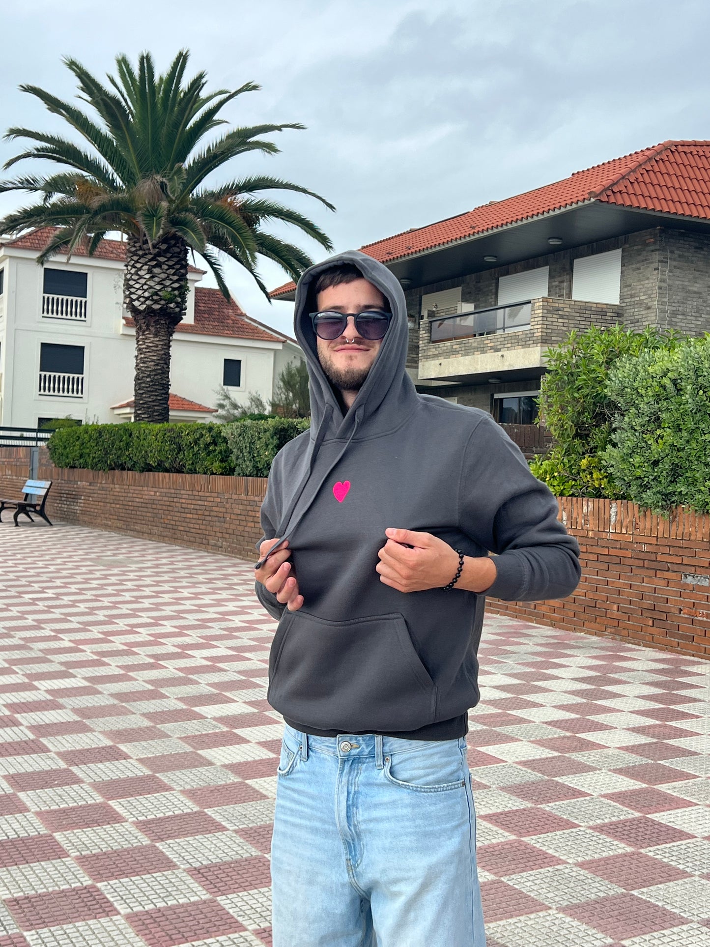 Sudadera con capucha corazon cordón plano