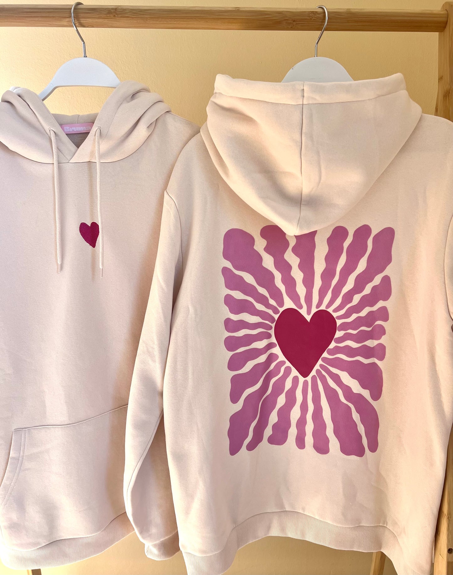 Sudadera corazón con capucha y cordones
